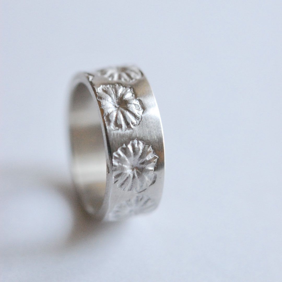 Anneau en argent 925 motifs pavots vue de face.