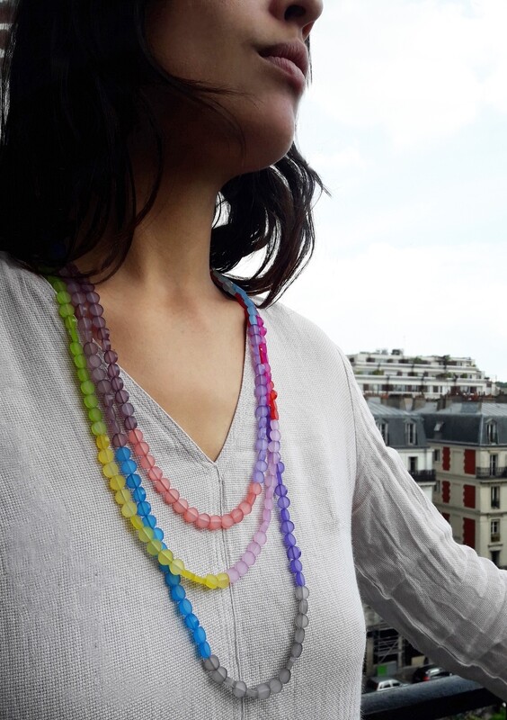 Collier multicolore en Plexiglas porté en plusieurs rangs