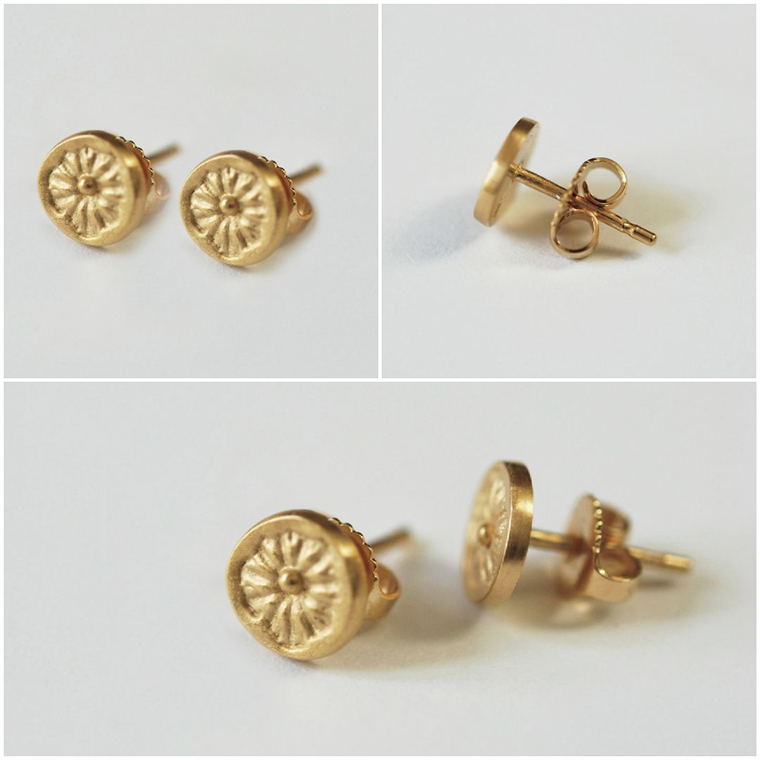 Boucles d'oreilles puces POPPY plaqué or 3 microns vues détaillées