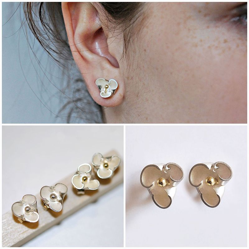 Boucles d'oreilles puces INÉS en argent 925 portées