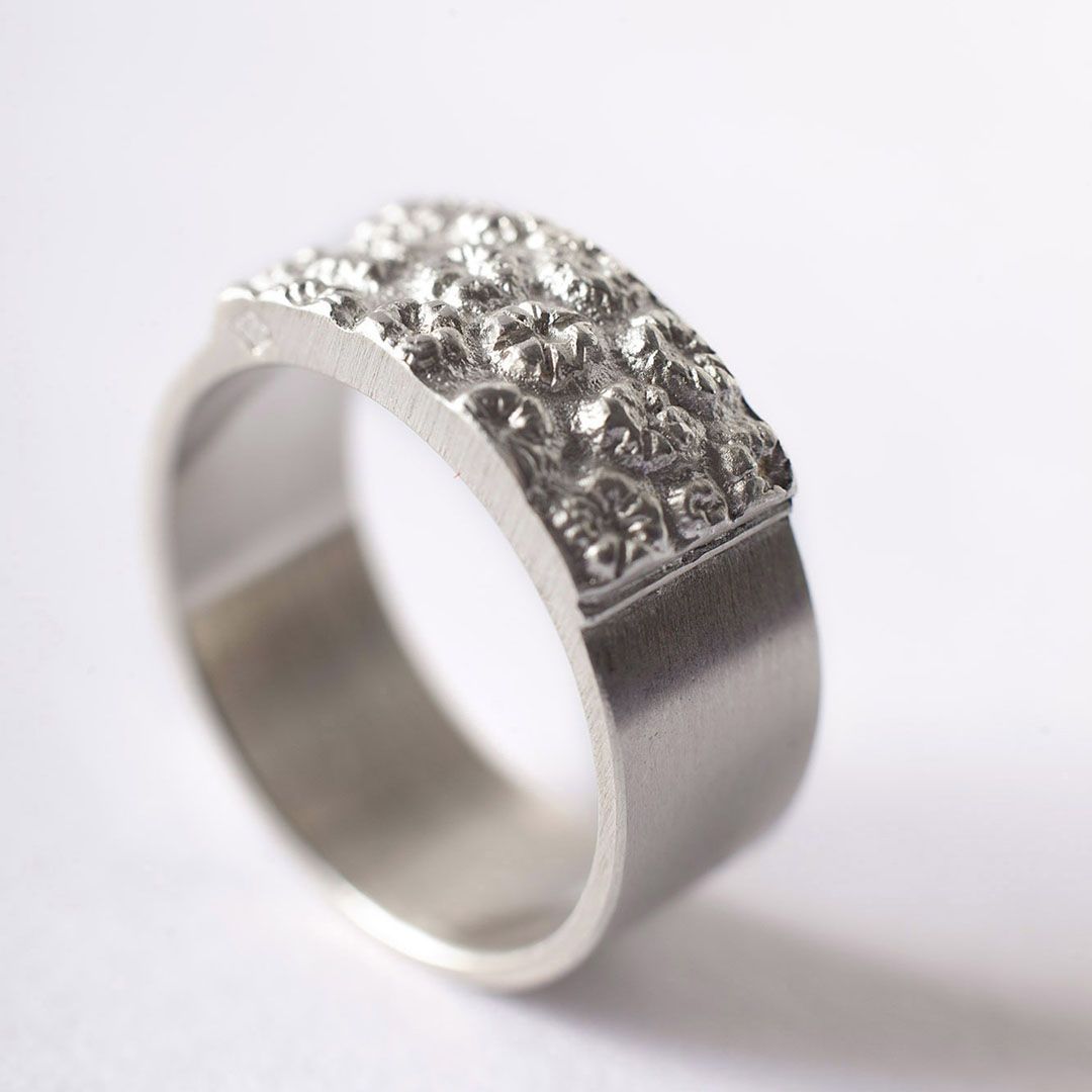 Anneau Fleur en argent massif largeur 8mm. 