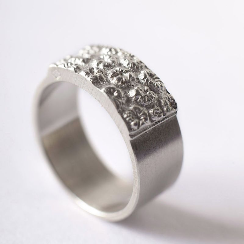 Anneau Fleur en argent massif largeur 8mm. 