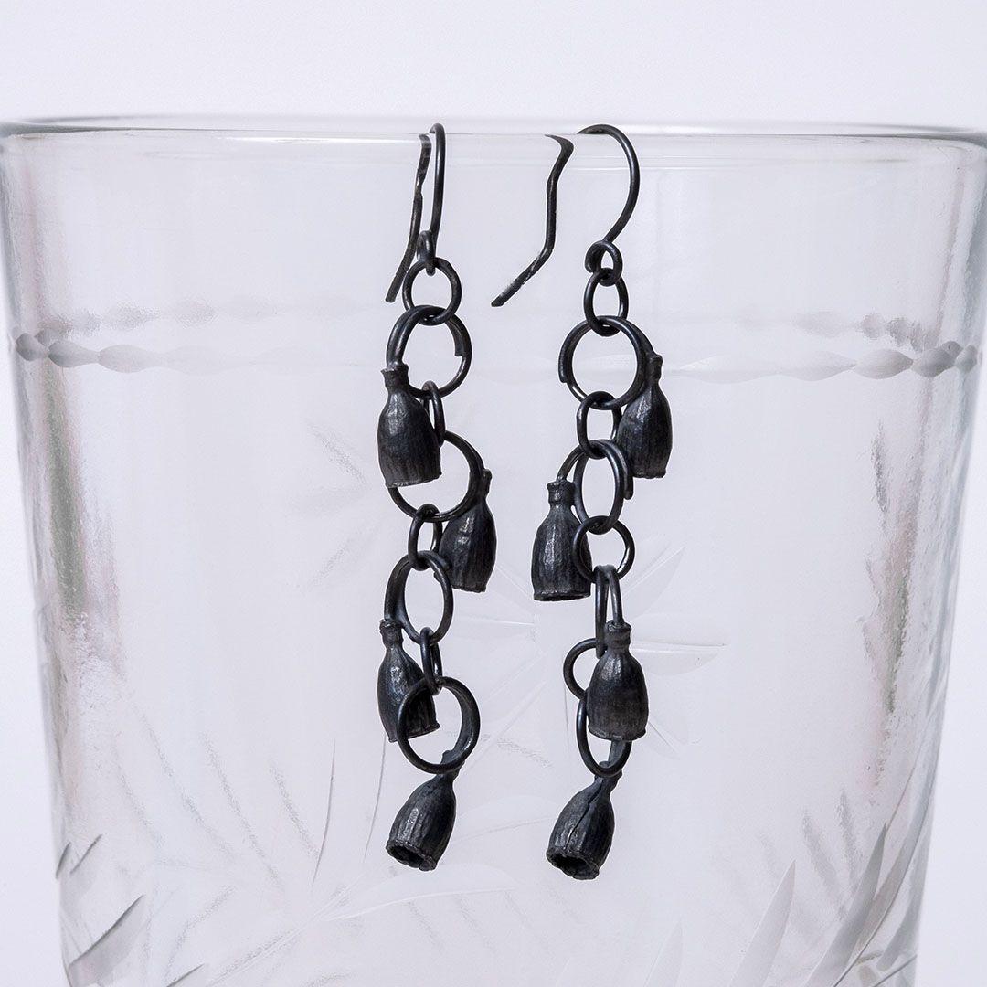 Boucles d'oreilles Petits Pavots en argent noirci