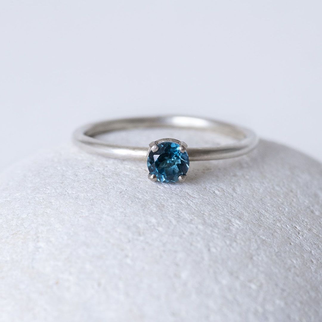 Bague en argent avec topaze bleue.