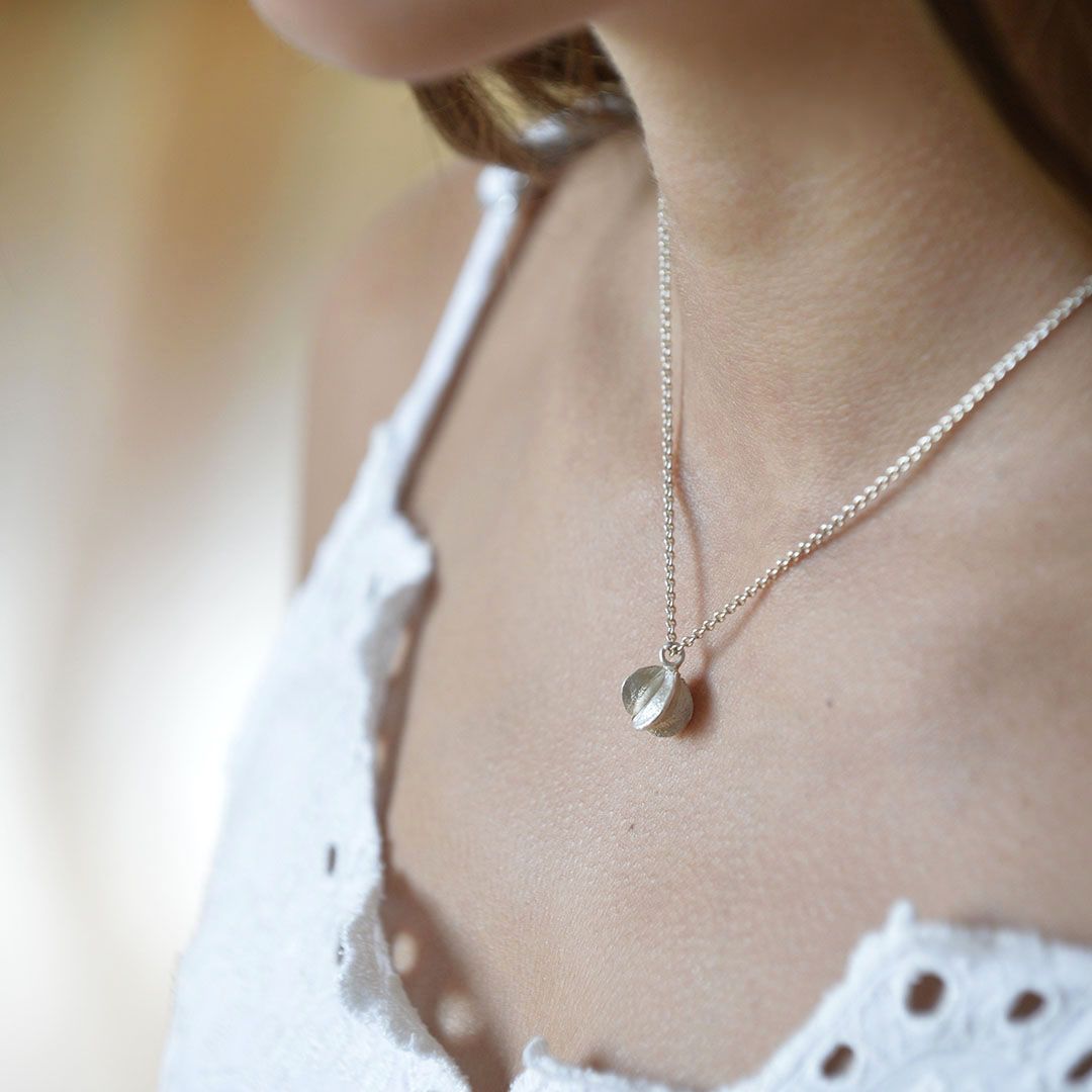 Pendentif Graine en Argent 925 porté