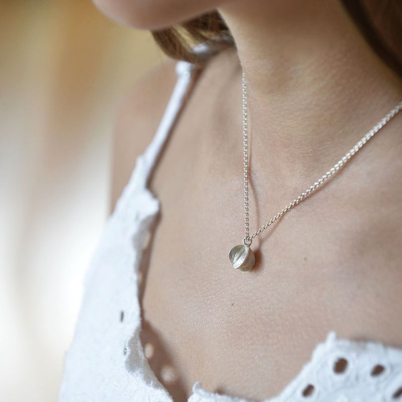 Pendentif Graine en Argent 925 porté