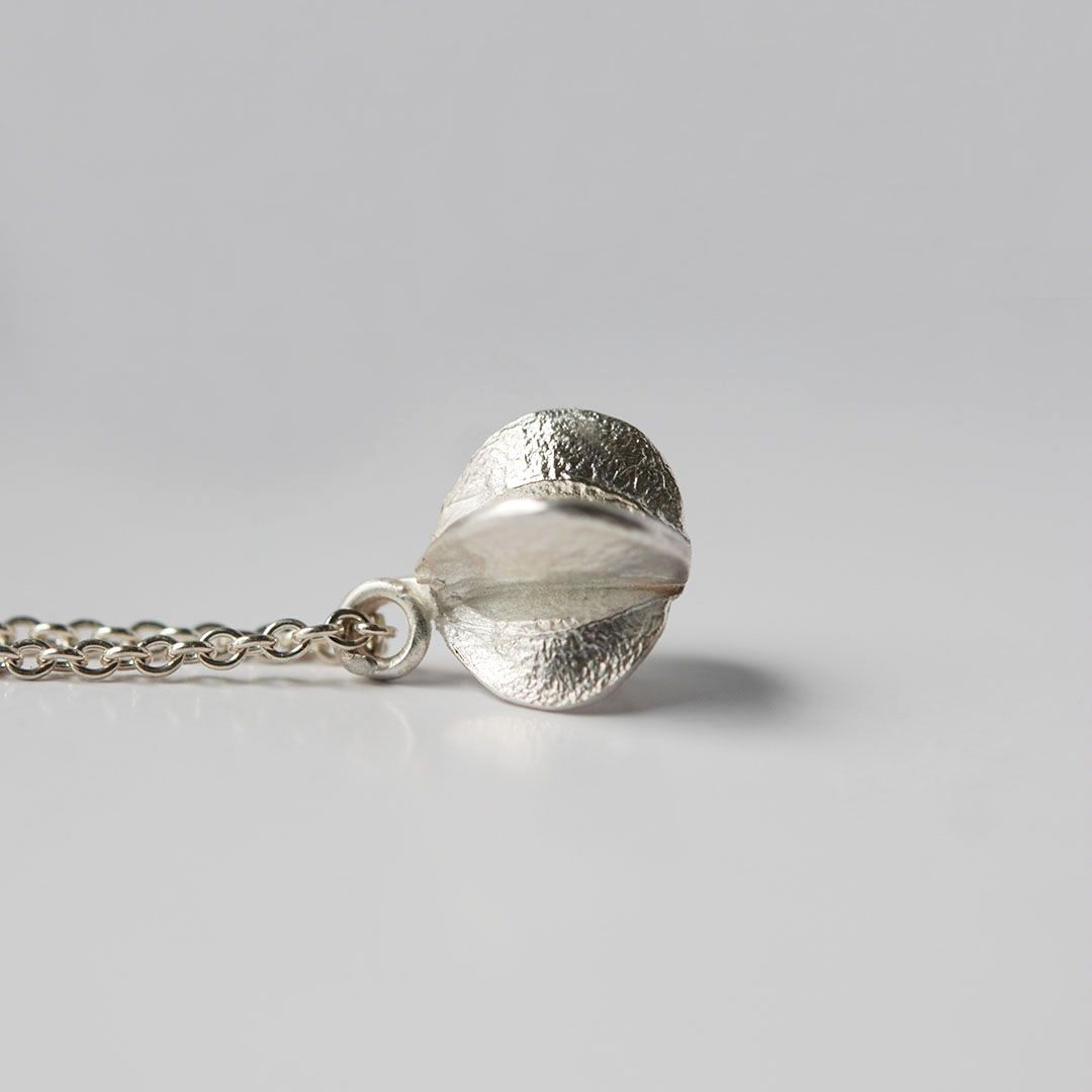 Vue de profil du pendentif Graine en Argent 925