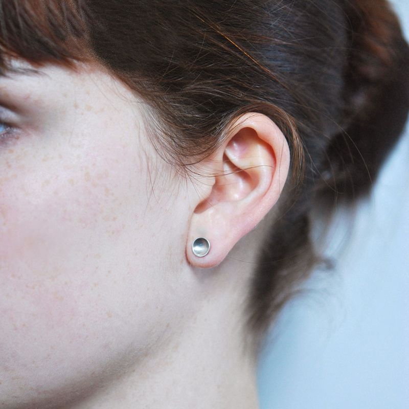 Boucles d'oreilles puces Coupelle en argent 925 portées