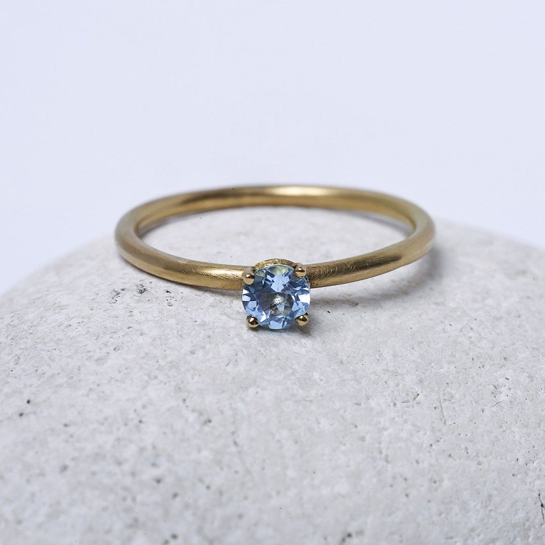 Bague en or jaune topaze bleue sertie 4 griffes, bague de fiançailles, demande en mariage.