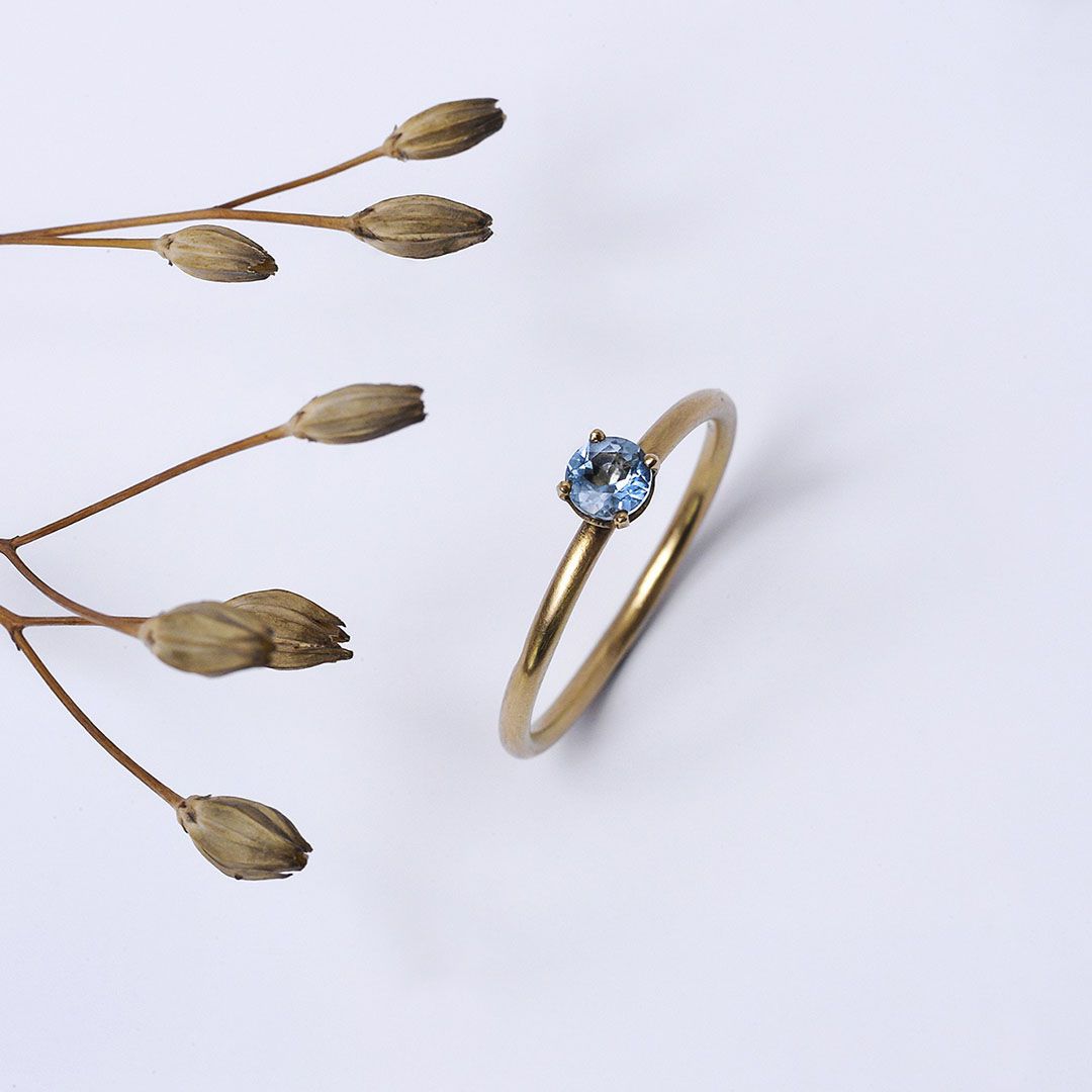 Bague en or jaune et topaze bleue.