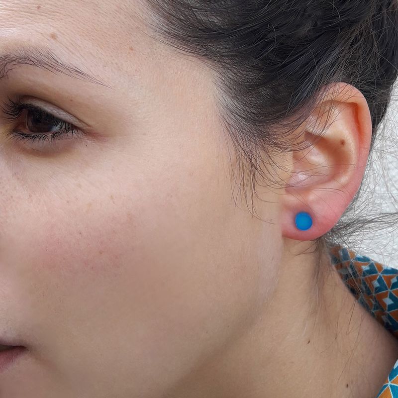 Boucles d'oreilles rondes en Plexiglas bleu portées