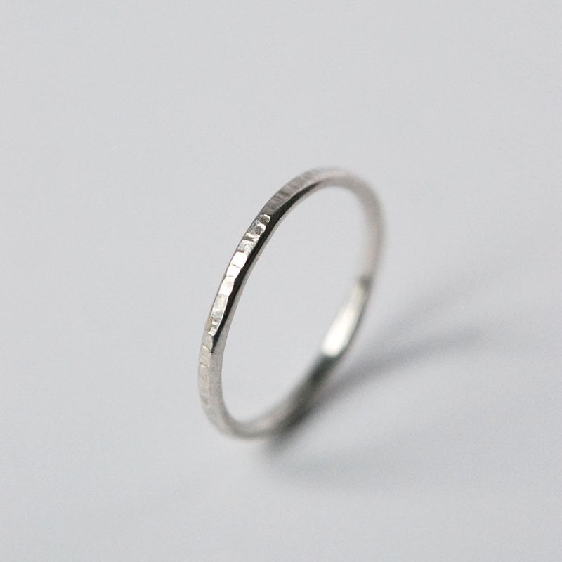 Anneau fin en argent 925 martelé