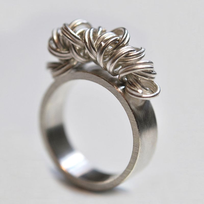 Bague contemporaine en argent 925 vue de trois quarts