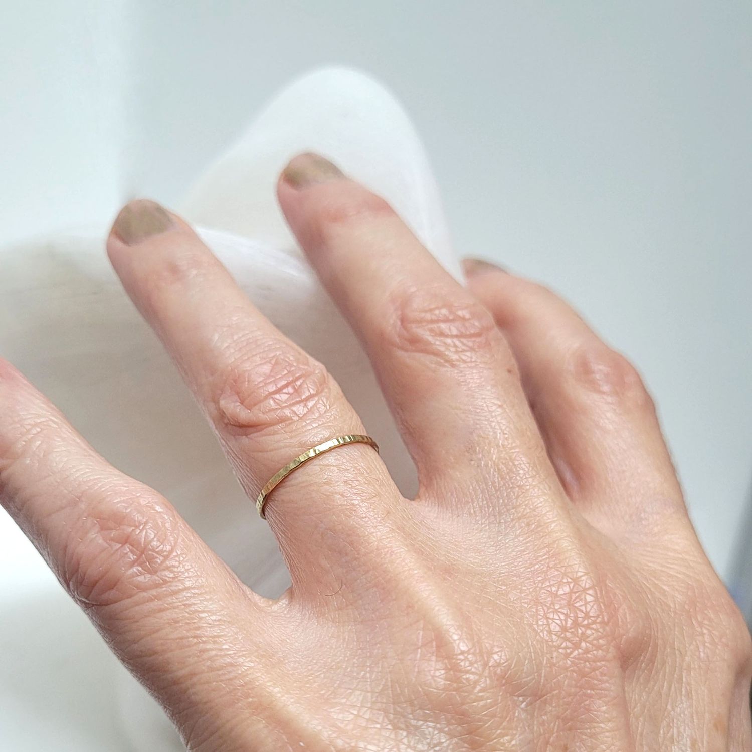 Alliance fine martelée en or 18 carats – 1 mm