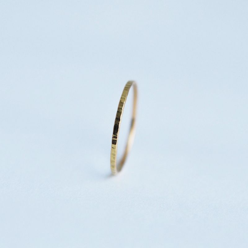 Alliance fine martelée en or 18 carats – 1 mm