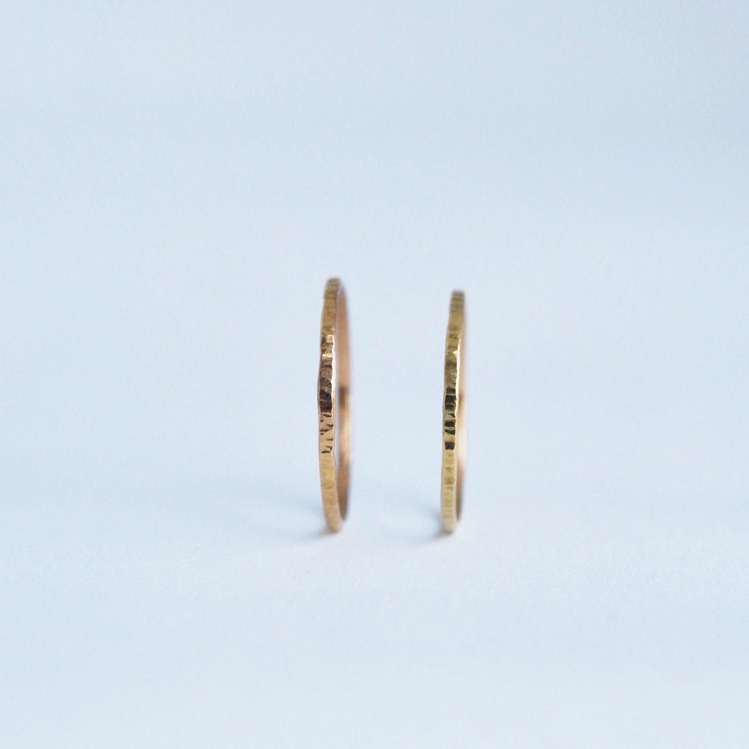 Alliance fine martelée en or 18 carats – 1 mm