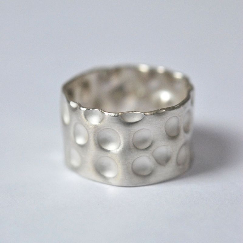 Bague large en argent 925 façonnée à la main à la surface emboutie