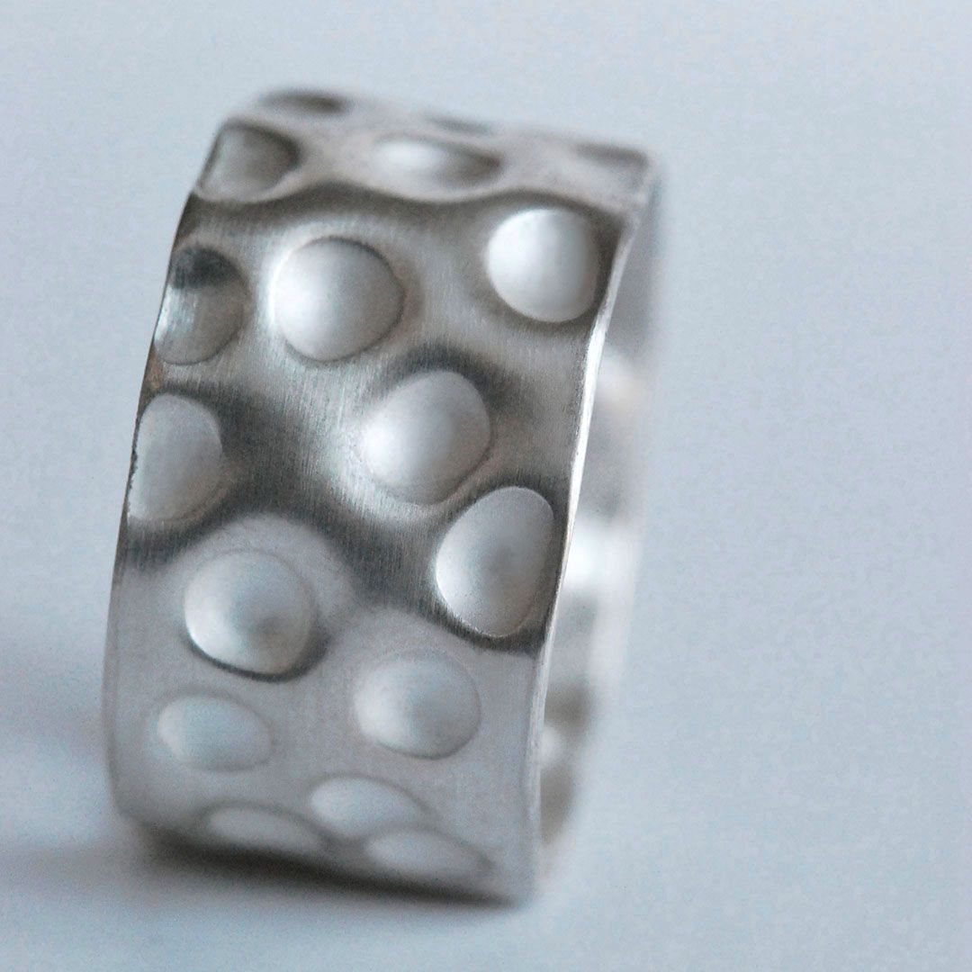 Bague large en argent 925 à la texture emboutie et aux reliefs graphiques