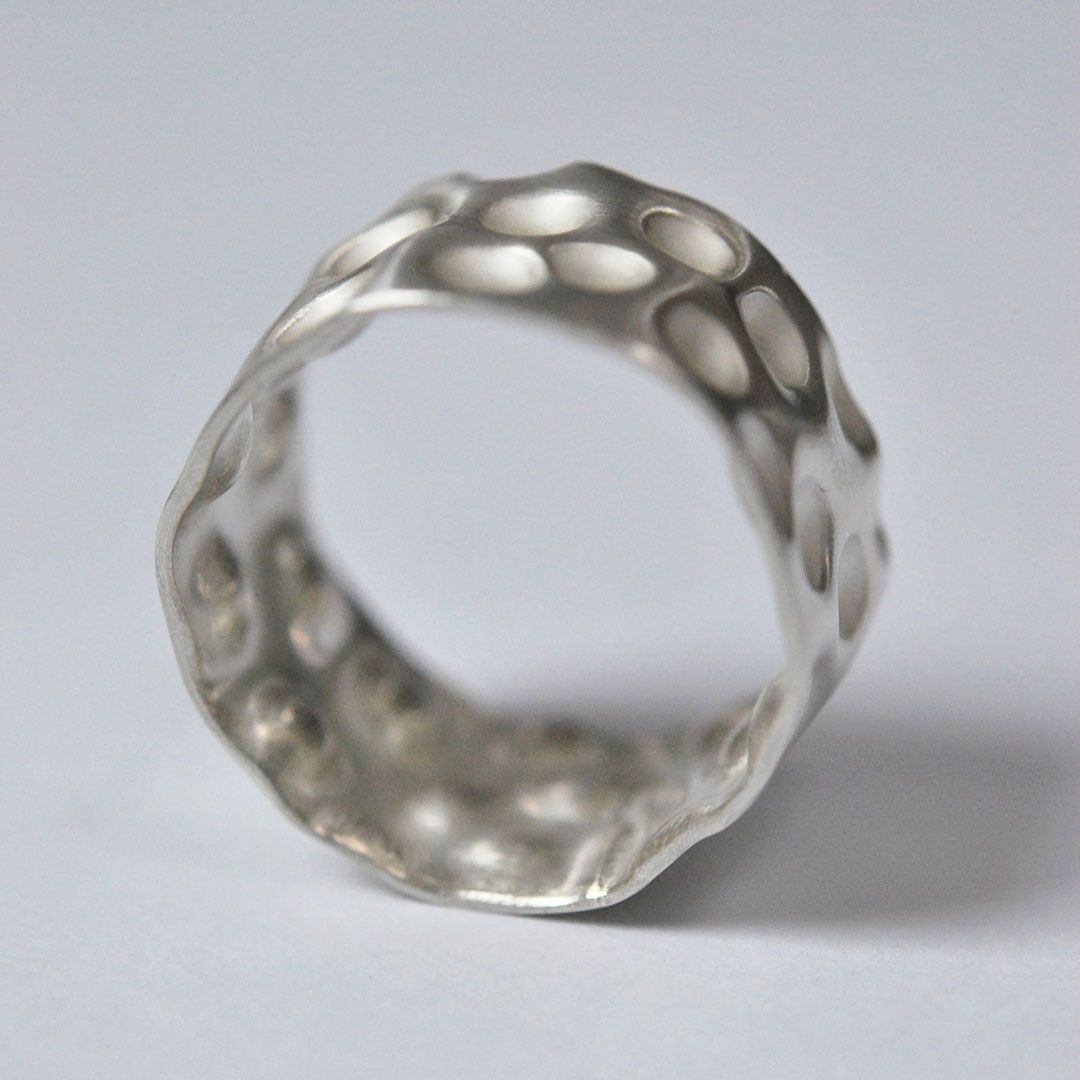Vue intérieure d'une bague large en argent 925 emboutie