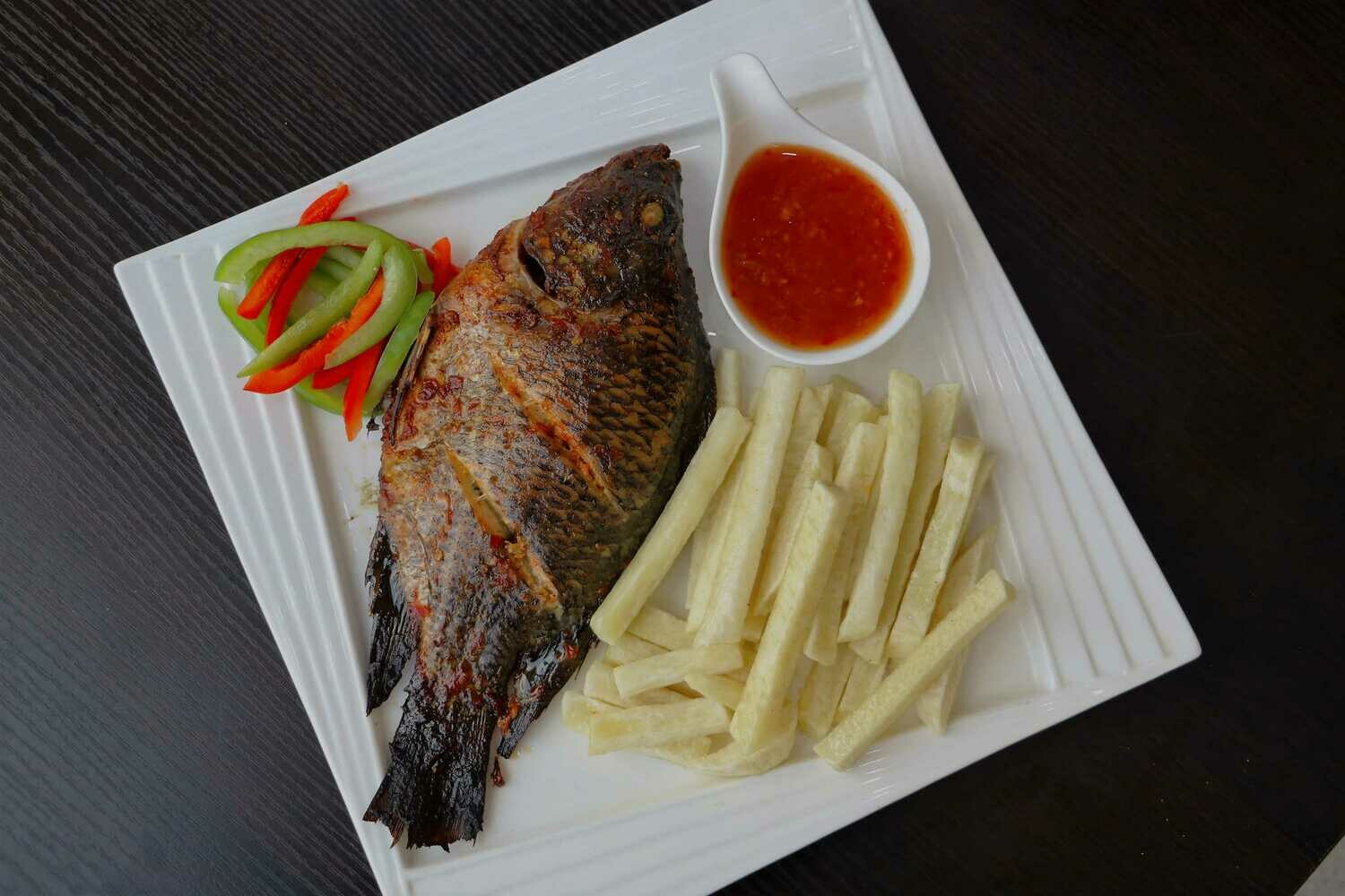 Gebakken yam met pikante saus en vis\vlees met salade