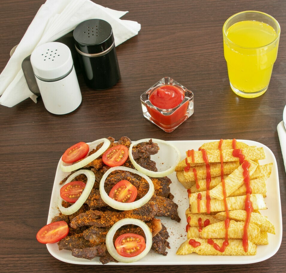 Gebakken yam met pikante saus en vis\vlees met salade
