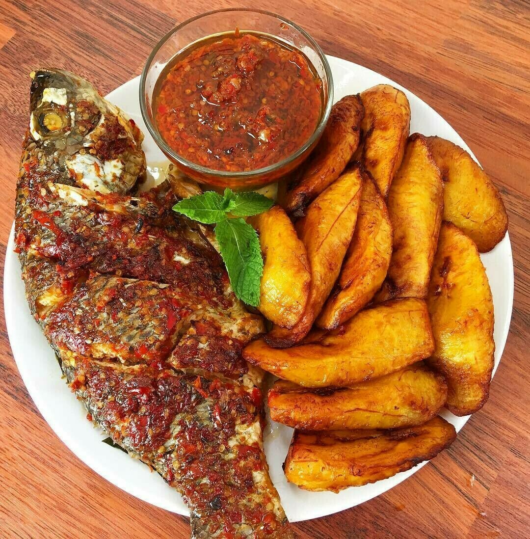 Fried plantain with spicy sauce and fish/meat with salad.