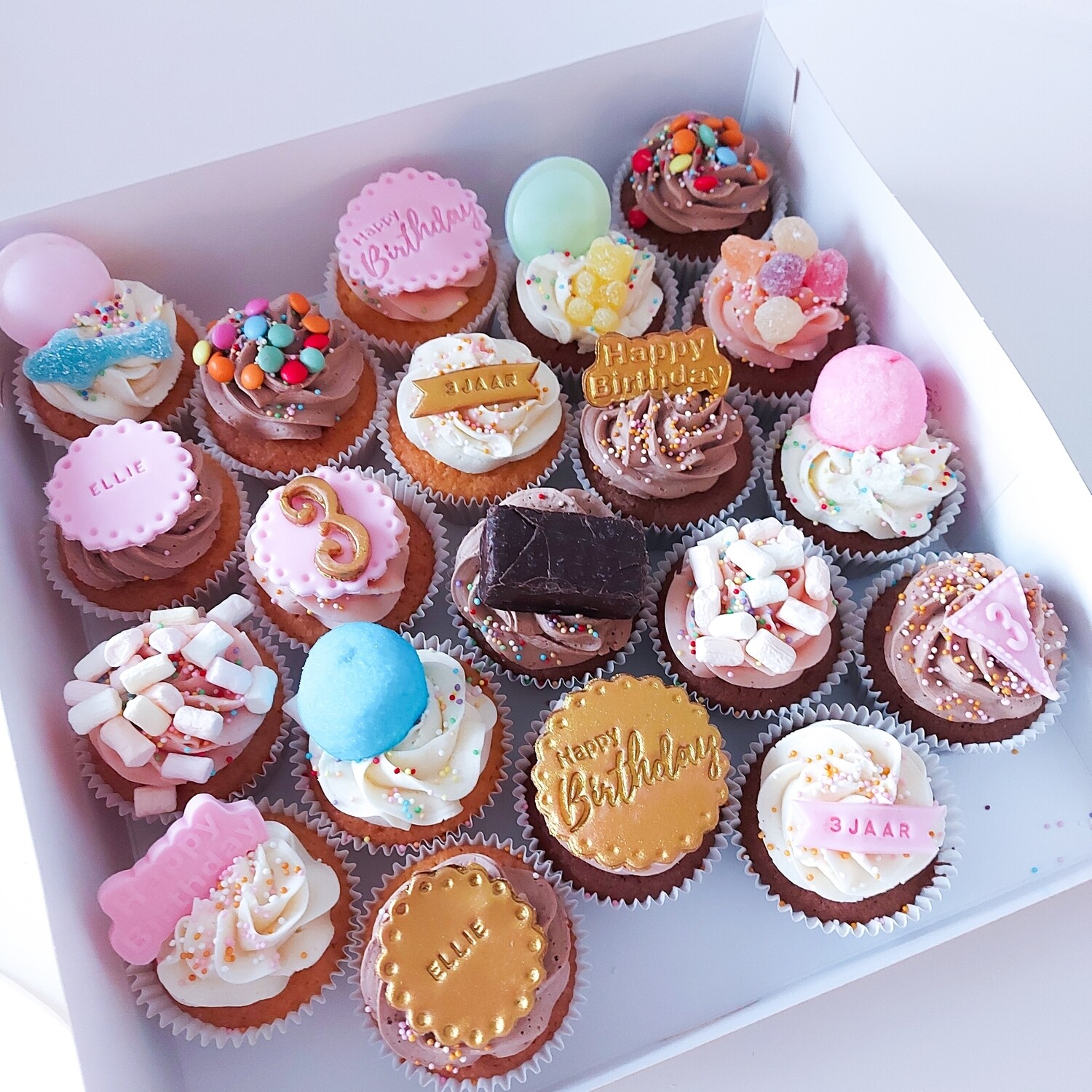 CUPCAKE  - mix birthday &amp; snoepjes  (vanaf 10st)