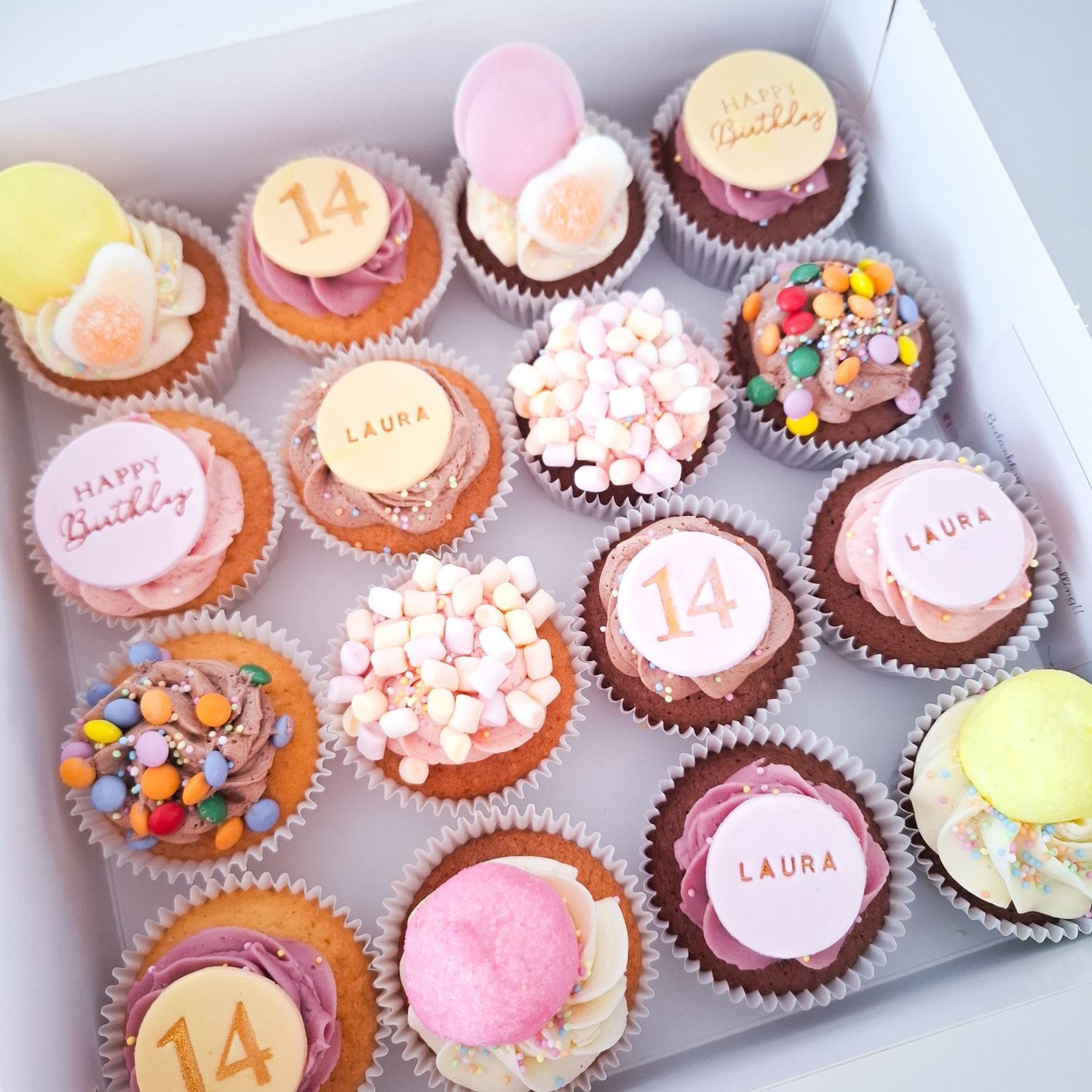 CUPCAKE - mix birthday & snoepjes (vanaf 10st) CUPCAKE - mix birthday & snoepjes (vanaf 10st)