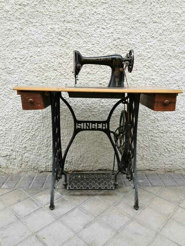 MÁQUINA DE COSER "SINGER" ANTIGUA CON PATAS