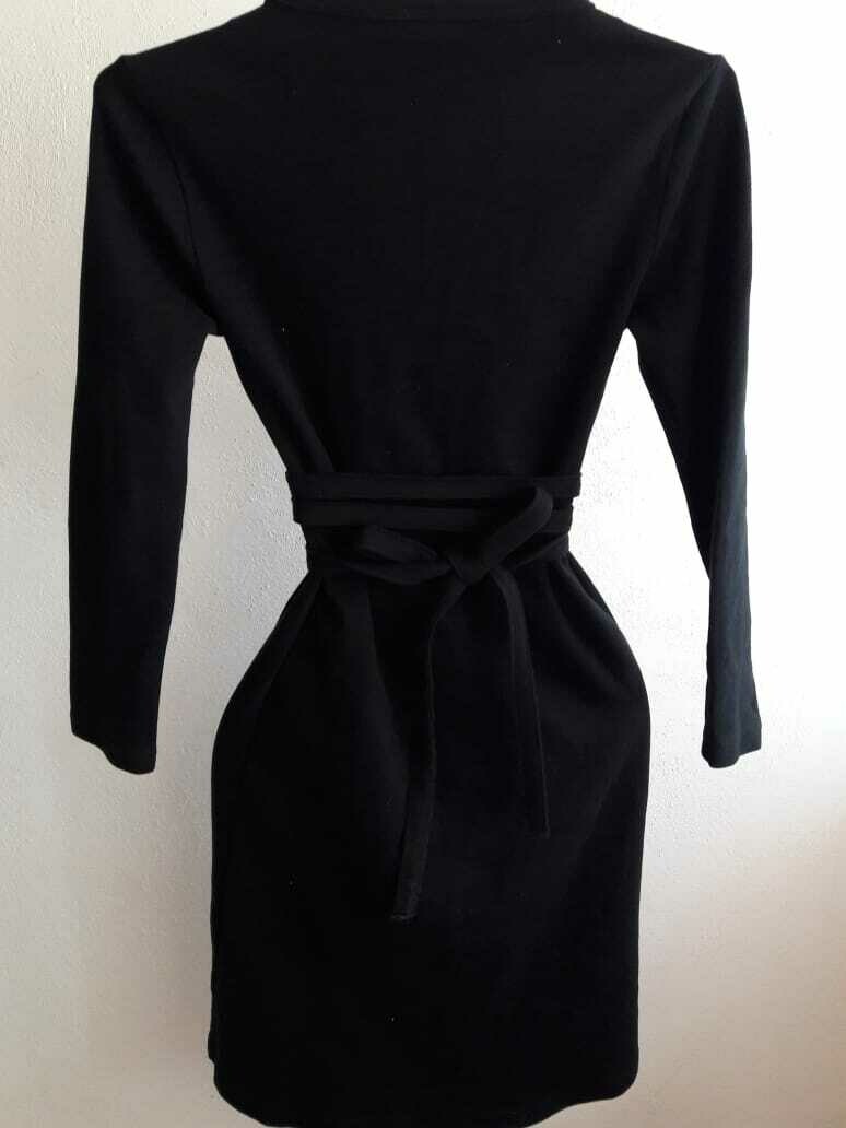 Vestido negro cruzado