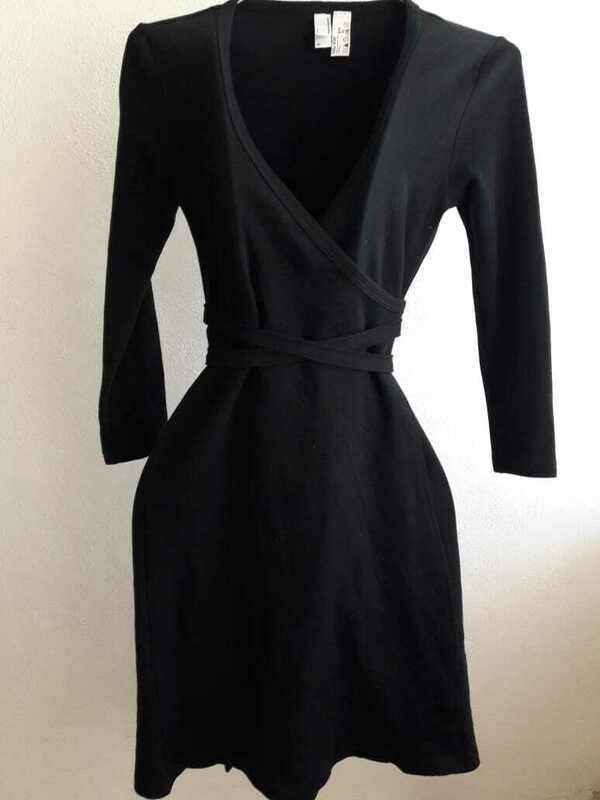 Vestido negro cruzado