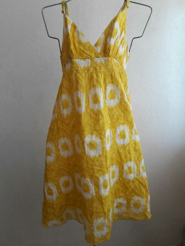 Vestido amarillo estampado con flores
