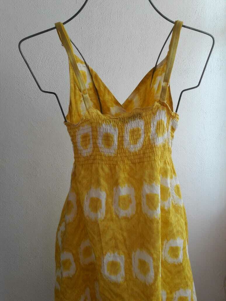Vestido amarillo estampado con flores