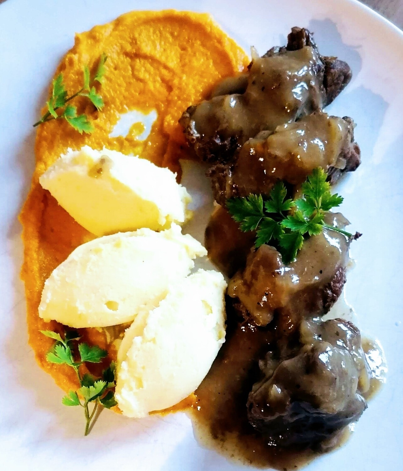 Sauté de chevreuil, échalotes et vin blanc