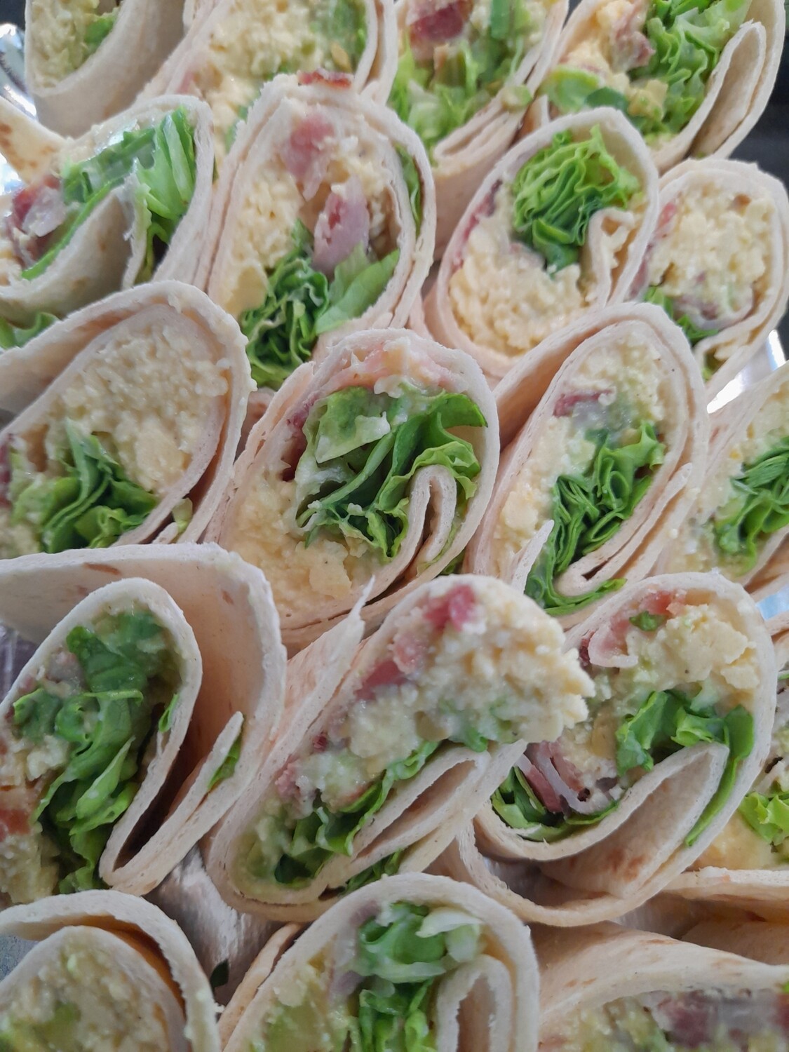 Wraps œufs brouillés, truite fumée et avocat