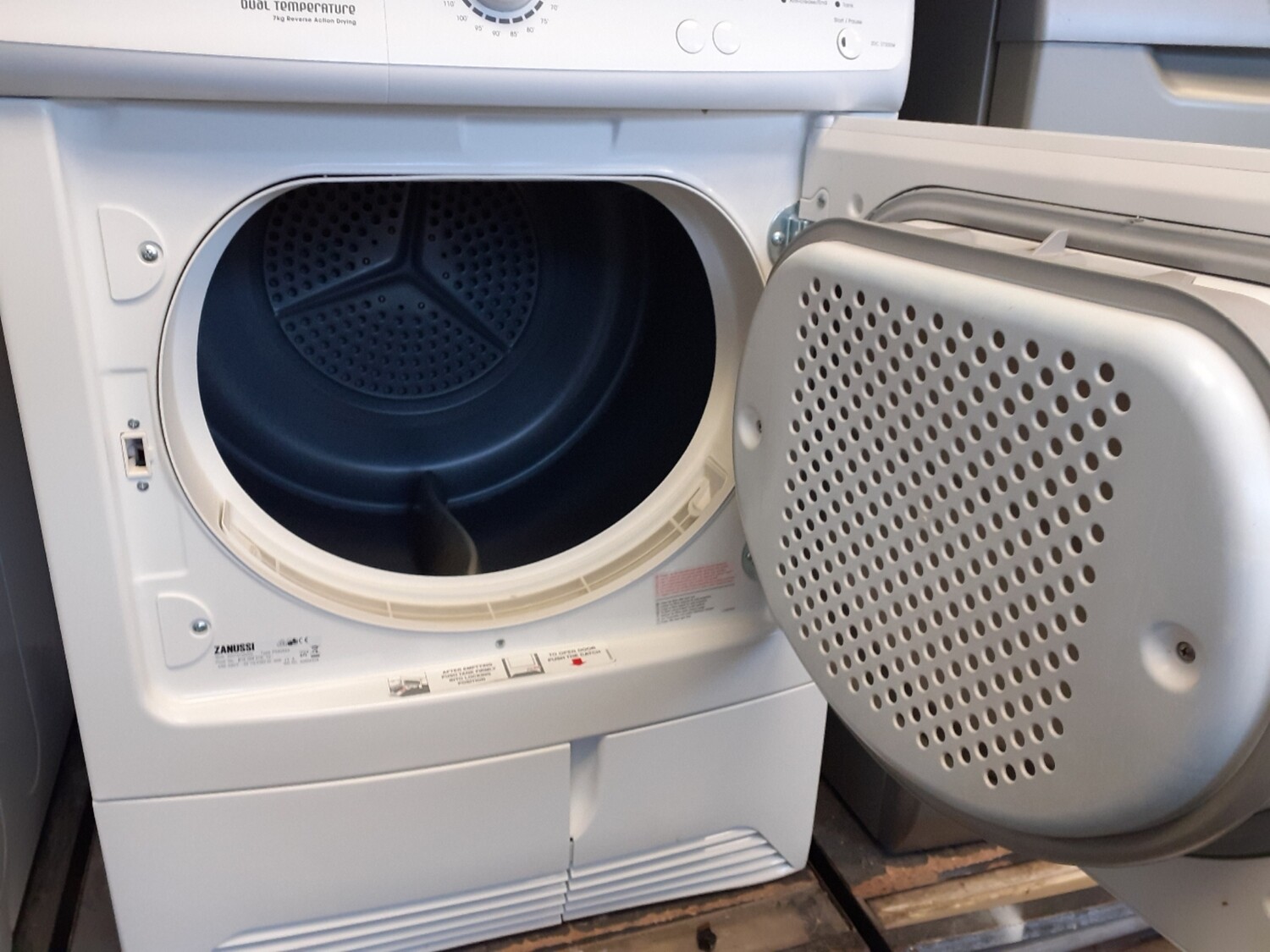 ZANUSSI CONDENSER TUMBLE DRYER 7Kg  ZDC37200W