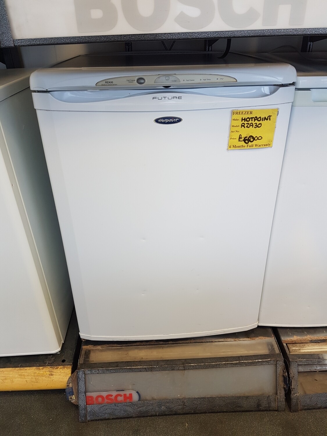 HOTPOINT FUTURE FREEZER UNDER THE COUNTER 85 CM TALL 60 CM WIDE RZA30
