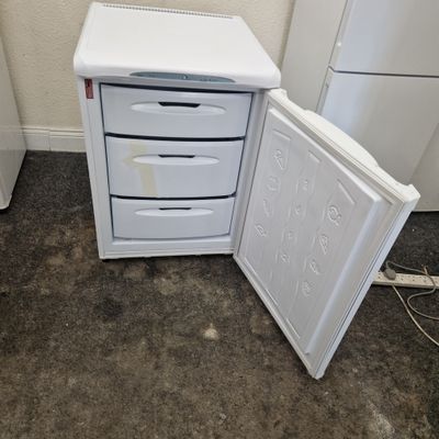 HOTPOINT FUTURE FROSTFREE UNDER COUNTER FREEZER 85 CM TALL 60 CM WIDE FZA34P