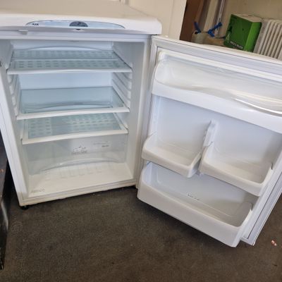 HOTPOINT FUTURE  UNDER THE COUNTER LARDER  FRIDGE 85 CM TALL 60 CM WIDE RLA36P