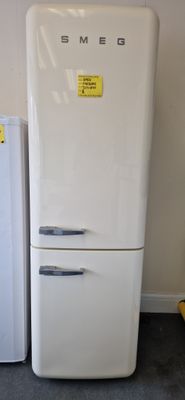 SMEG RETRO  FRIDGE FREEZER 192 CM TALL 60CM WIDE MODEL FAB32RNC