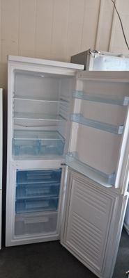 WHITE KNIGHT FRIDGE FREEZER 165CM TALL, 55 CM WIDE MODEL FF225H