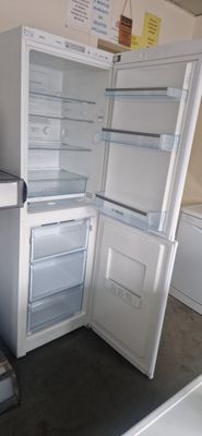 BOSCH TALL FROSTFREE FRIDGE FREEZER 185CM TALL, 60 CM&nbsp;WIDE MODEL KGN34V