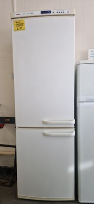 BOSCH FROST FREE FRIDGE FREEZER  185 CM TALL,  60CM WIDE MODEL KGU34120