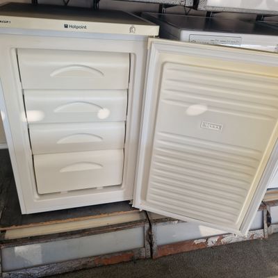 HOTPOINT UNDER COUNTER FREEZER 85CM TALL, 55CM WIDE MODEL RZAAV22