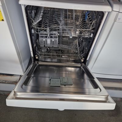 INDESIT FULL SIZED DISHWASHER MODEL DFE1B19
