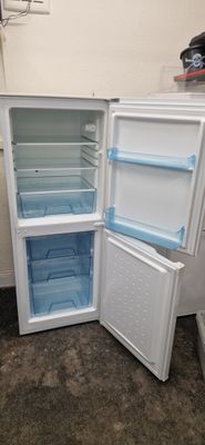 LEC FROSTFREE FRIDGE FREEZER 144l1CM TALL 55CM WIDE MODEL TF55142