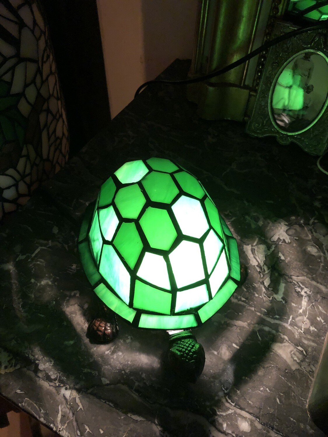 Lampe Tiffany tortue, verre et fonte