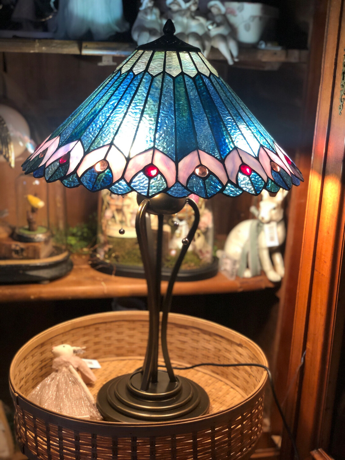 Lampe Tiffany, vitraux de verre, pieds en métal, 80 cm de haut, 3 chaînes  pour allumer les 3 ampoules