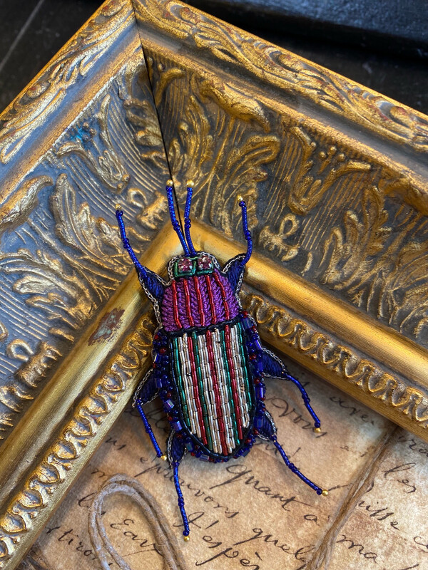 Broche scarabée 6 cm, sequins et fil d’or
