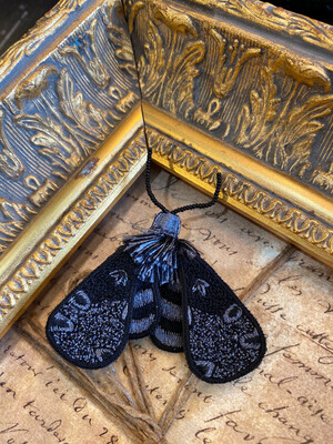 Broche papillon de nuit, 7 cm, fil de soie